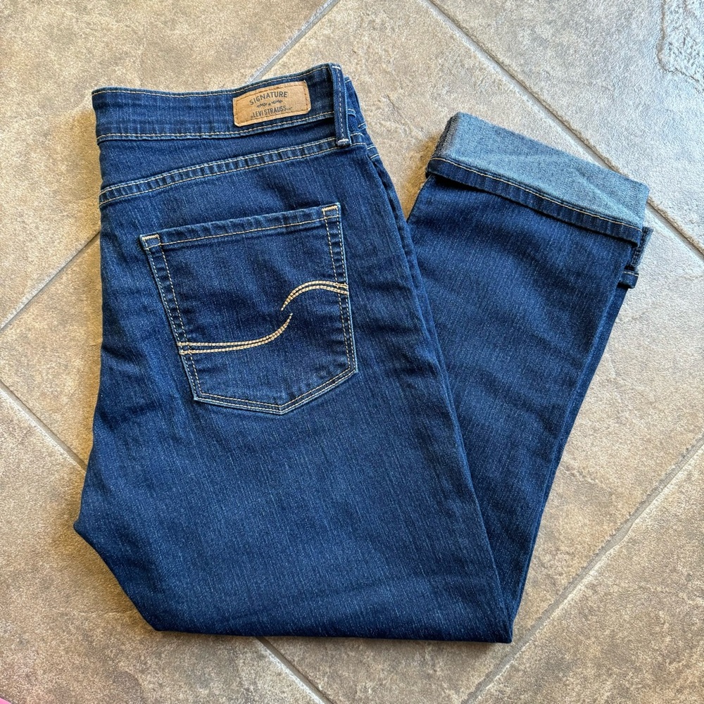 Like New -Levi Signature Modern Capri - Picture 2 of 13